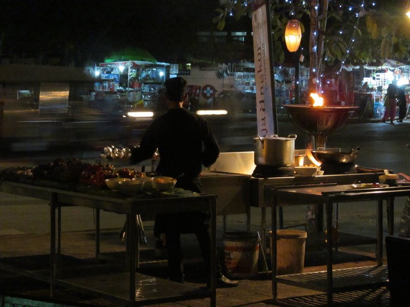 Notre cuisinier de bbq sur le trottoir du restaurant Raja Angkor 