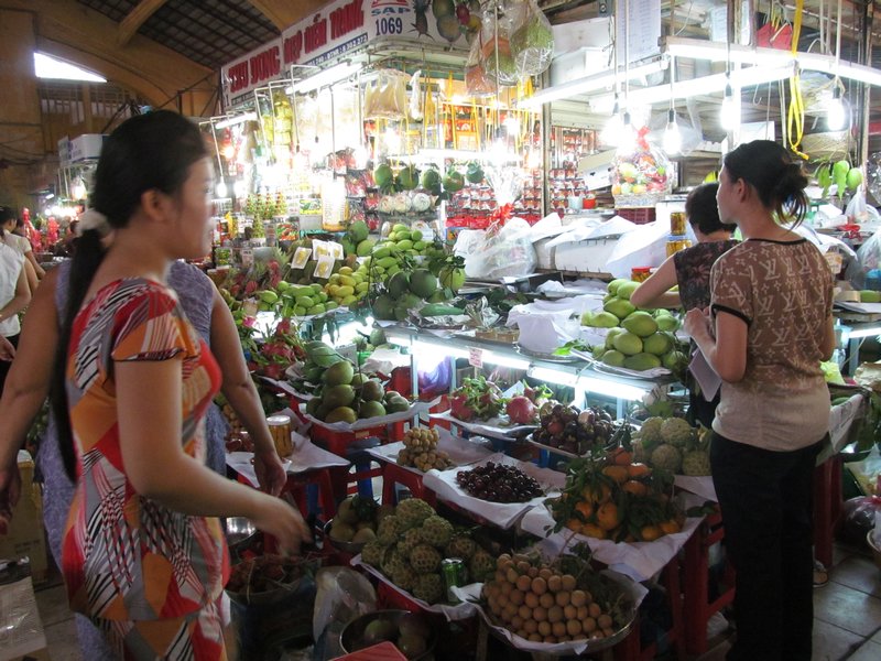 Plein de fruits exotiques au marché Ben Thành