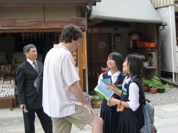 Me talking with the school girls_2