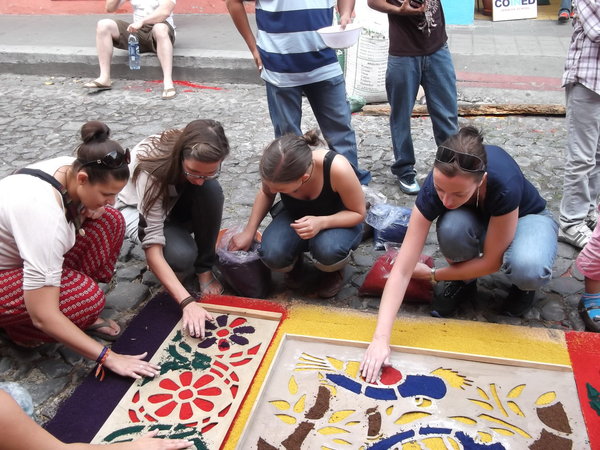 Preparing an Alfombra with other students from the school.