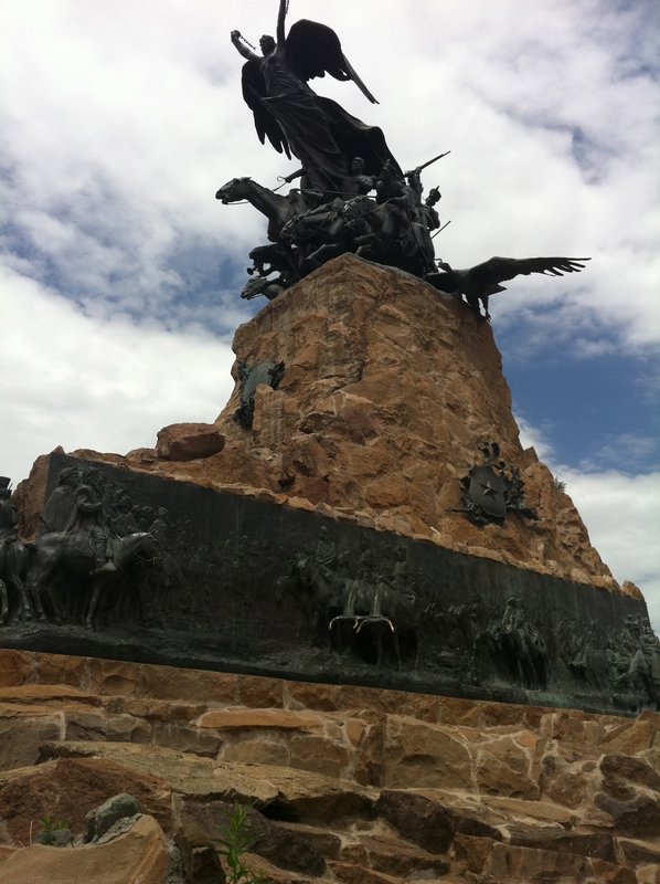 Estatua no cimo do cerro