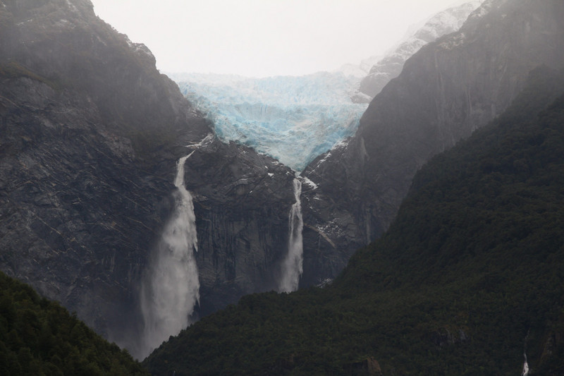 Gletsjer met dubbele waterval