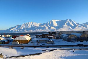De volgende dag is het strakblauw. Longyearbyen