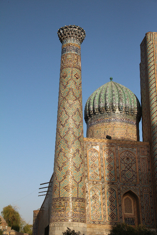 Eén van de minaretten van het Registan