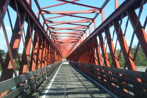 Weg en spoorverkeer over een brug