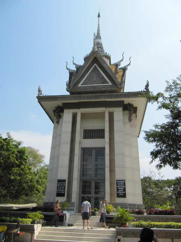 Monument at Choeng Ek