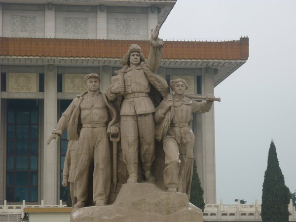Sosialistinen patsas Maon mausoleumin ulkopuolella