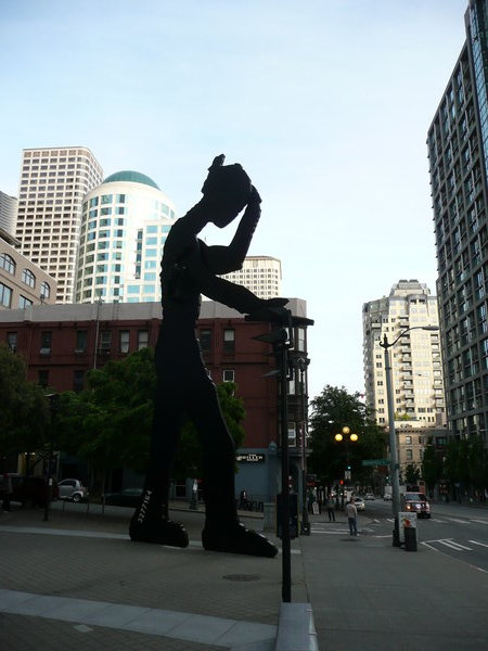 'Hammering Man' outside Seattle Art Museum.
