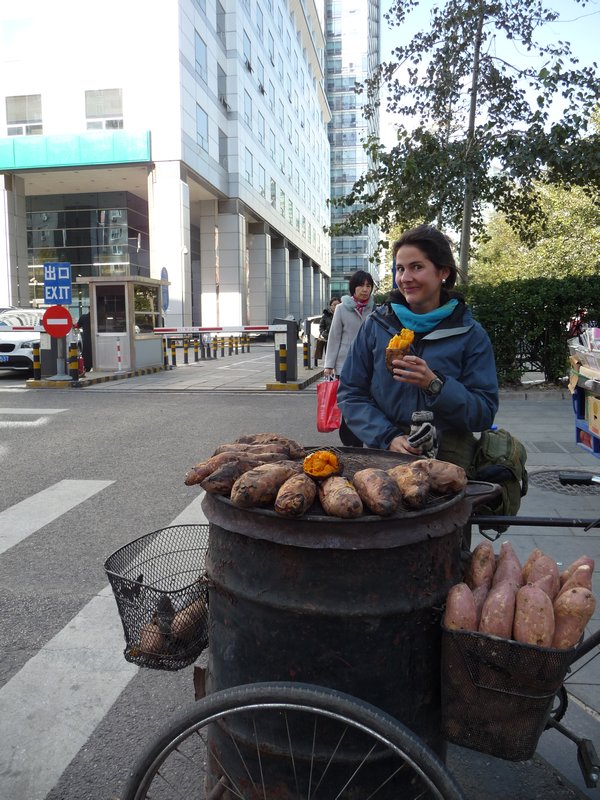 Beijing, un stand roulant de patates sucrées