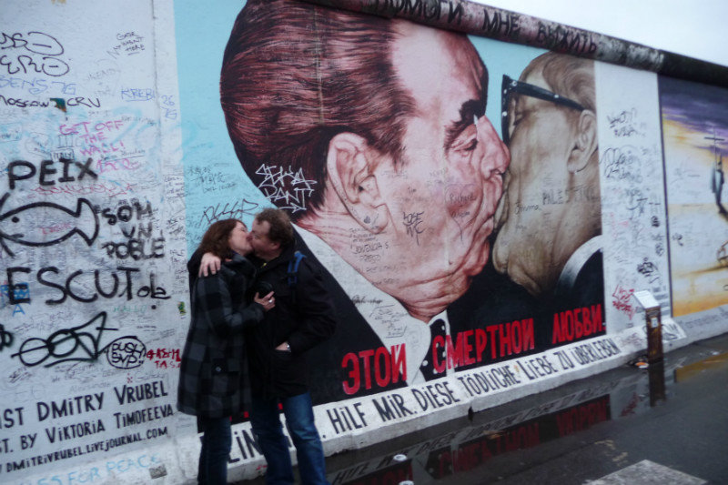 Graffiti du mur: baiser de la fraternité