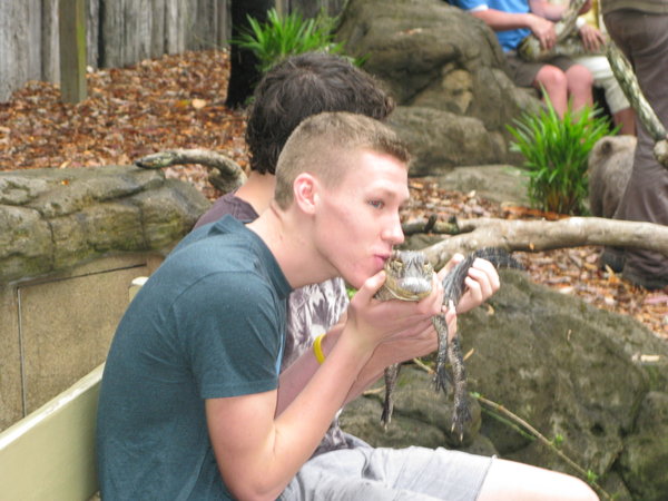 Kissin a gator