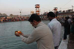 Ashok og en annen som tilber Ganges.