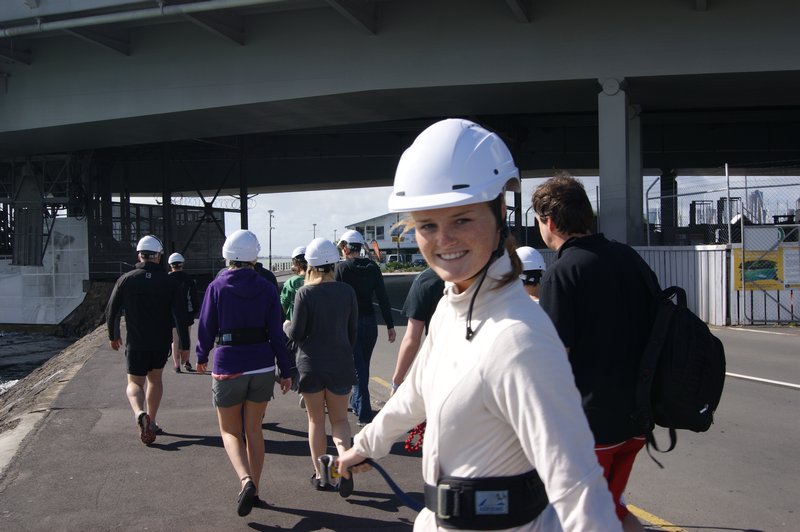 Christina klar for å bestige Auckland Harbour Bridge.
