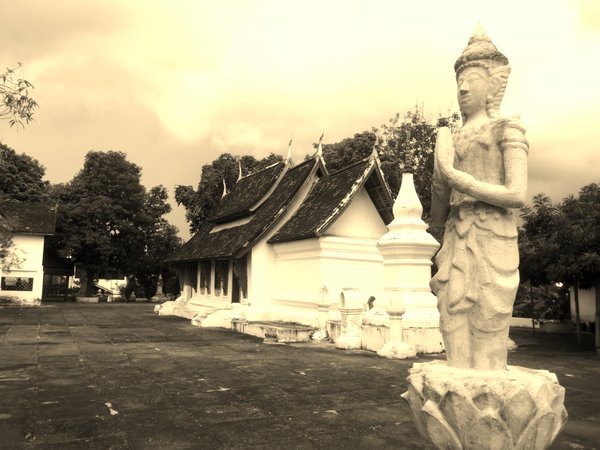Wat & Statue