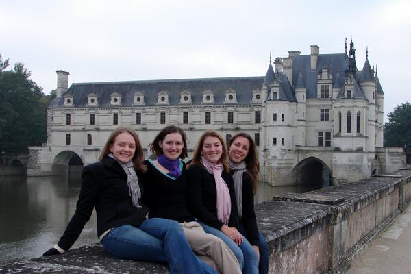Four ladies and Chenonceau
