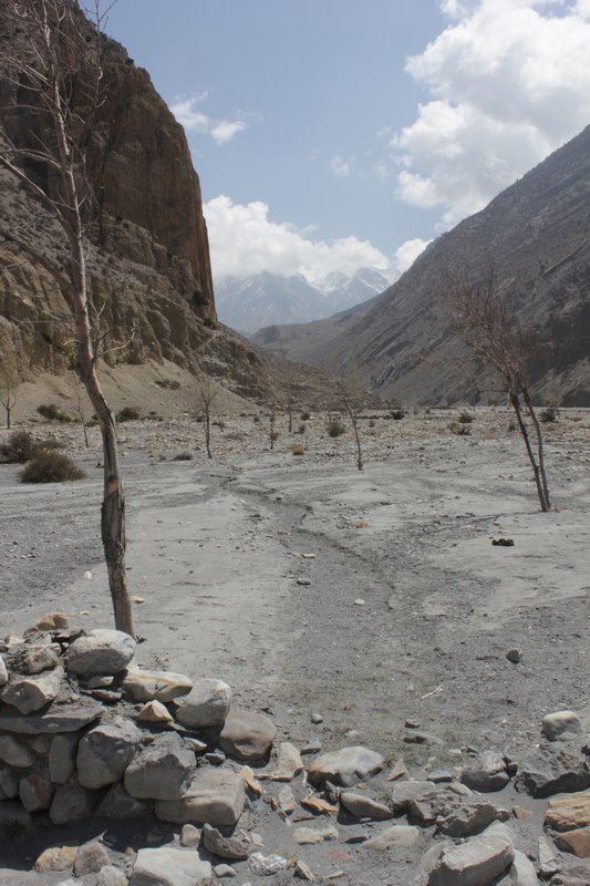 The dusty, windy and desolate riverbed walk on the way to Jomsom 