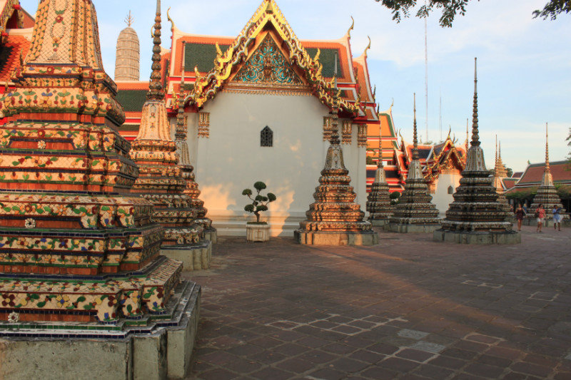 The many chedi's around Wat Pho
