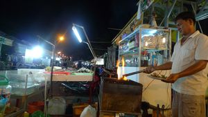 Seafood grillmaster at the night market on Phu Quoc island.