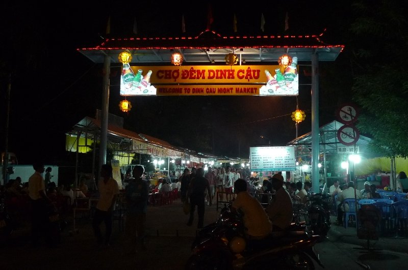 Phu Quoc night market, the preferred place to eat fresh seafood.