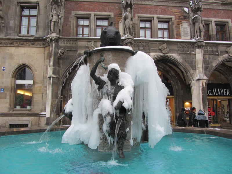 Frozen Fountain in Marienplatz 