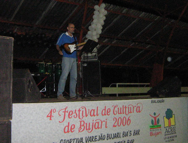 Sul palco del "festival di S.Remo" di Bujari