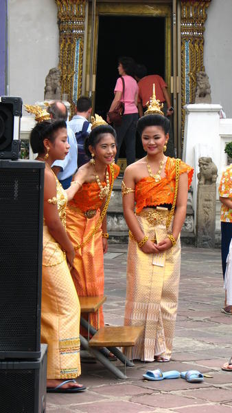 Thai dancing girls