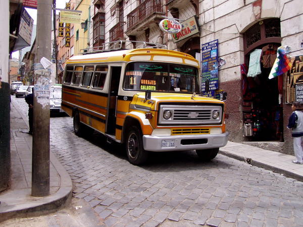 Mikrobus i La Paz' stejle gader