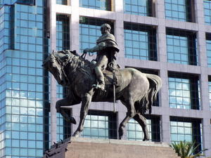 Statue af berømt general i Montevideo.
