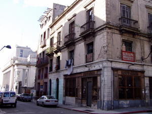 Gamle nedslidte huse i Montevideo