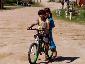 To søde børn på cykel