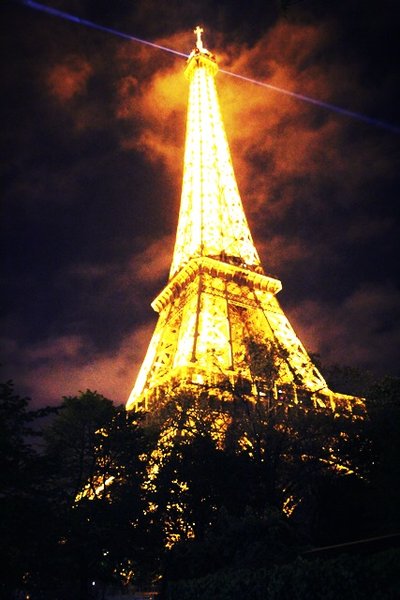 Le Tour Eiffel lit up at Nght