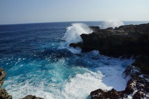 crashing waves on Nusa Ceningan