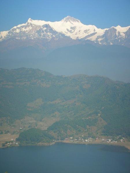 El lago, el monte de atrás y los Annapurna