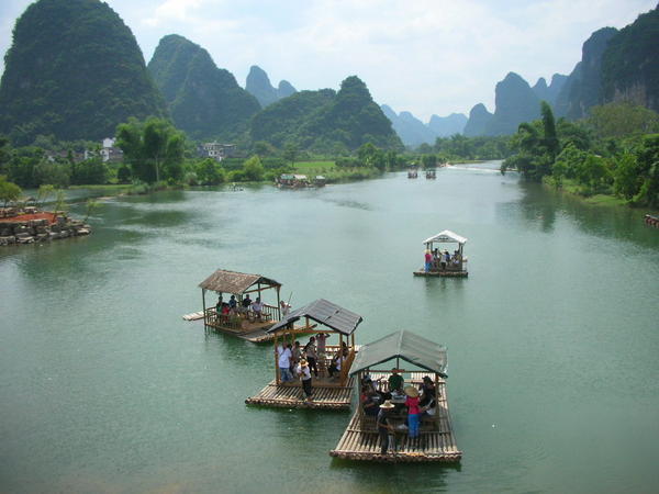 "Bamboo rafting" en el rio Yulong / Bamboo rafting in the Yulong river