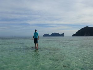 110 Exploring Phi Phi on low tide
