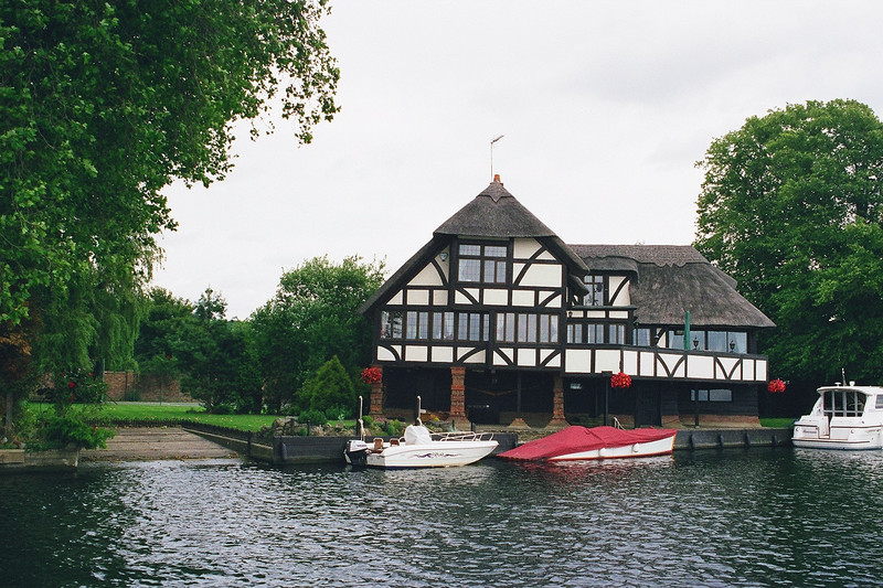 Thames houses