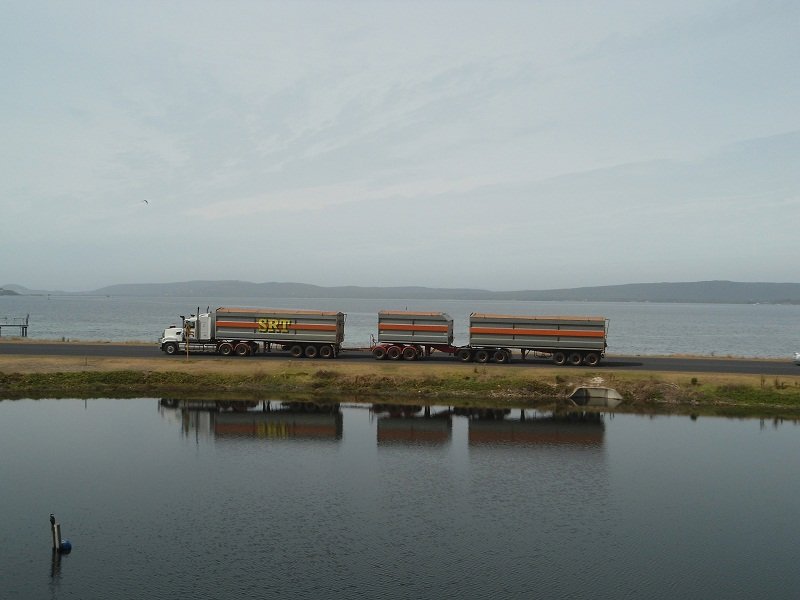Un road train devant le baie d'Albany
