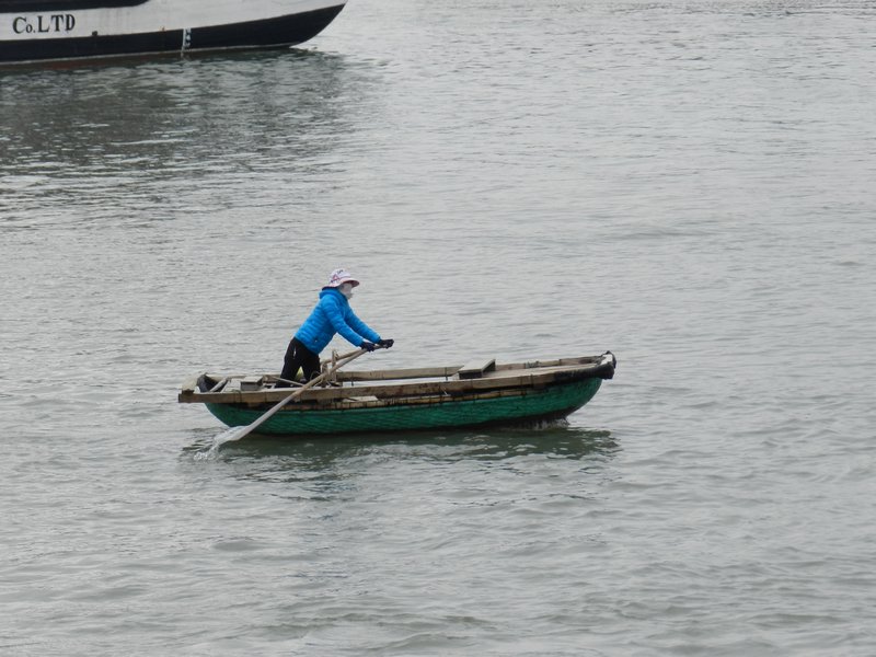 Vetnamese woman rowing her canoe
