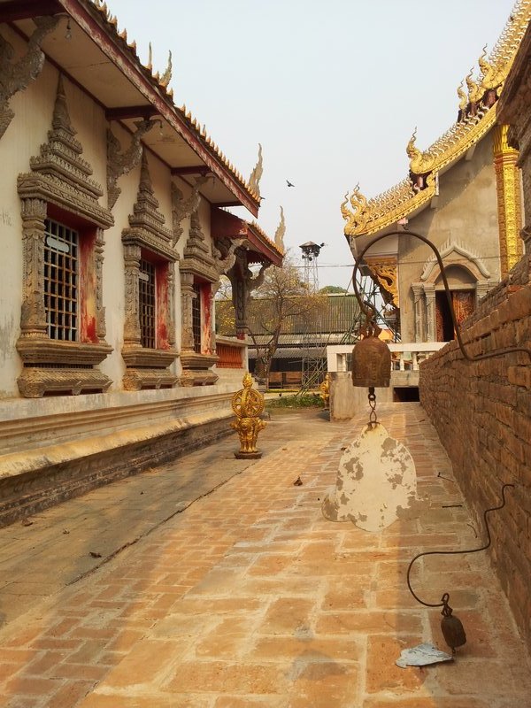 strolling between temples