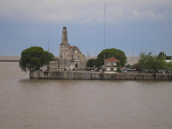 Auf gehts nach uruguay:Blick von der Faehre aus auf suesses gebaeude am Hafen
