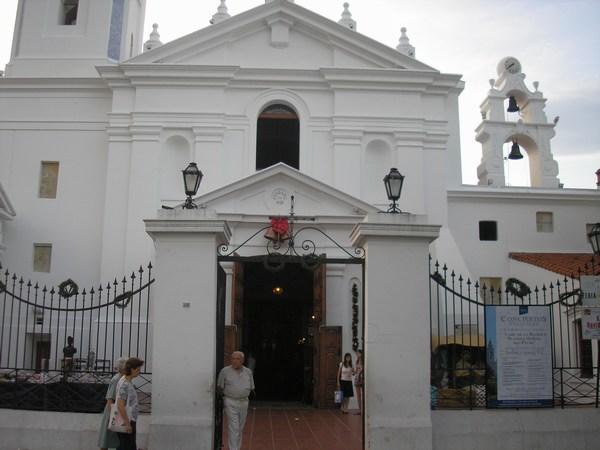 La Iglesia del Pilar neben dem Friedhof von Recoletta