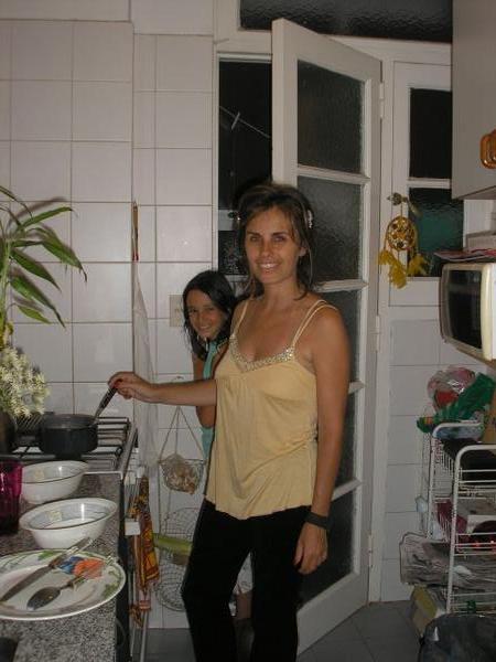 Guillermina und Rocio in unserer Kueche beim Kochen