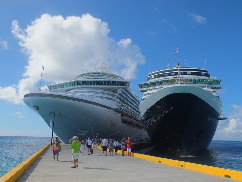 4. The Azura and the New Amsterdam at Grand Turk