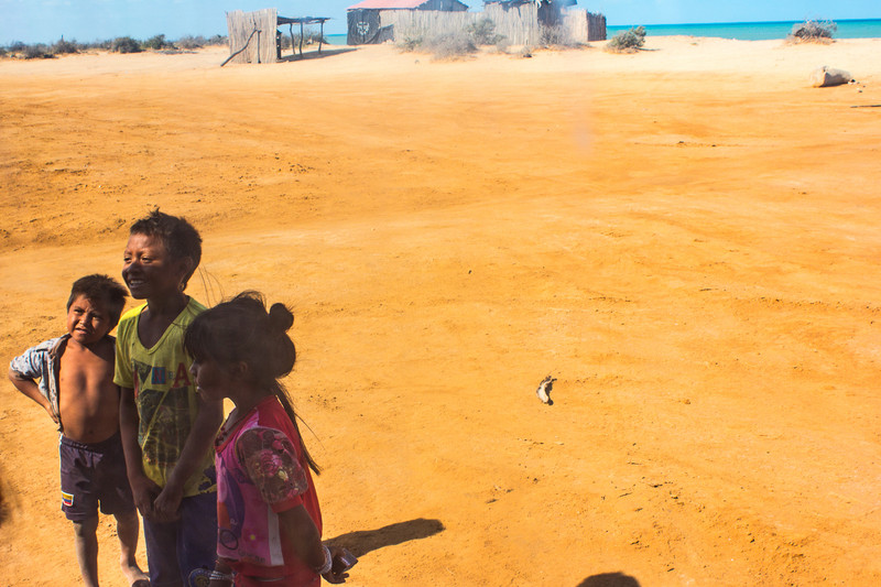 Wayuú-Kinder warten vor dem Bus auf Süßes
