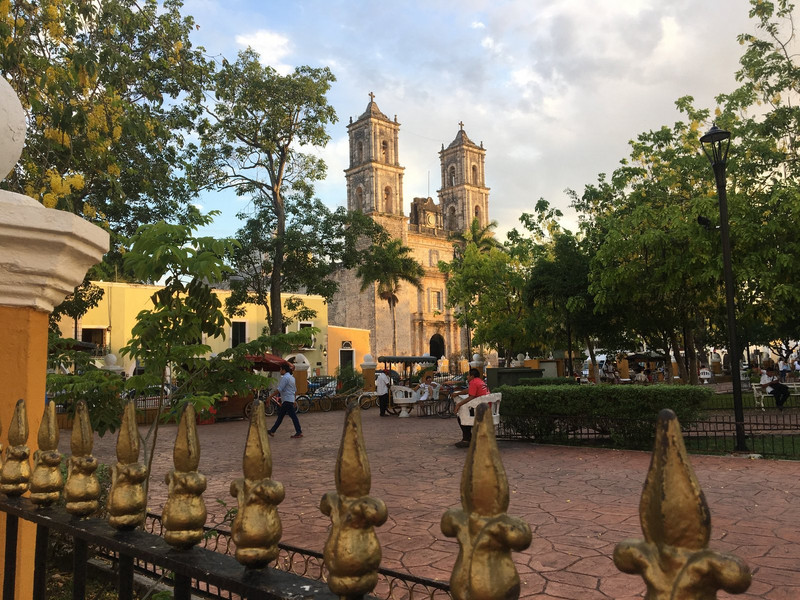 Valladolid - der Hauptplatz mit der schönen Kirche 