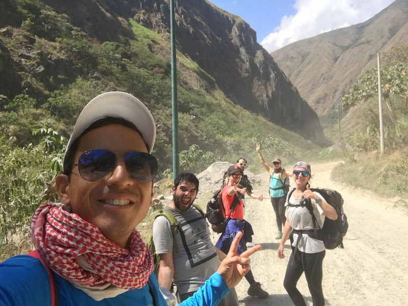 Am Weg nach Machu Picchu - 3 Stunden einer Erdstraße entlang