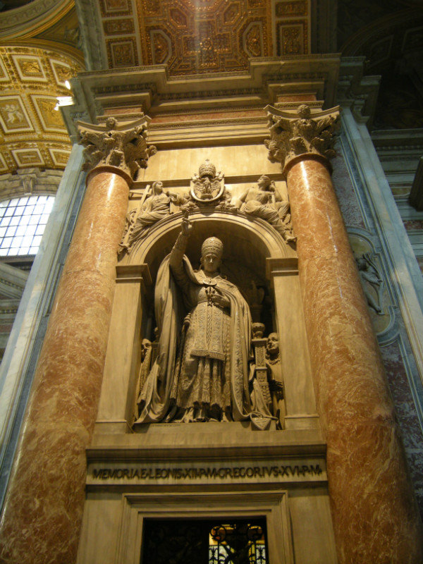 une belle sculpture de pape