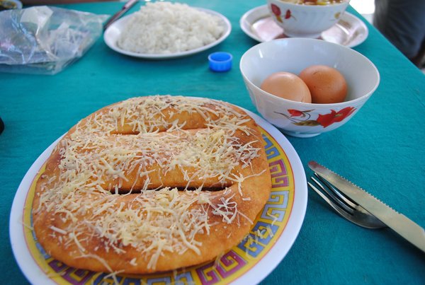 almuerzo: pan tibetano con queso y huevos