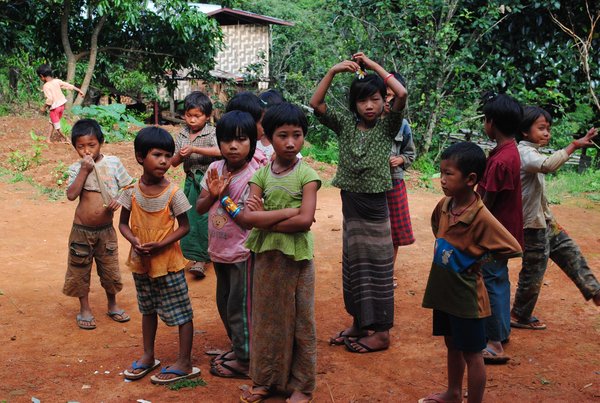 los niños se congregaron fuera de la casa del curandero, se habrá corrido la voz de que habían extranjeros ahí ;)