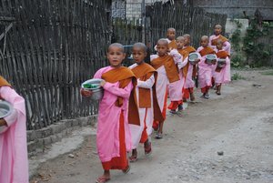 las niñas de la escuela de monjas recorriendo el pueblo para recoger las donaciones